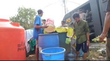 Polresta Bandar Lampung Lanjutkan Program Distribusi Air Bersih ke Warga Kedaung