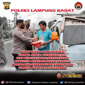 Polres Lampung Barat Bagikan Paket Sembako Kepada Masyarakat Terdampak BBM