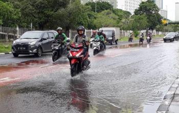 Bahaya Terobos Genangan Air, Akan Merusak Park Motor 