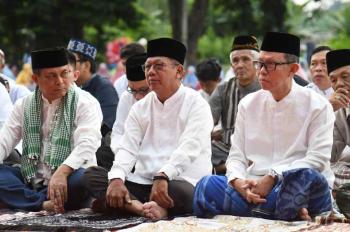 Ketua DPRD Mingrum Gumay Melaksanakan Sholat Idul Adha Bersama Masyarakat