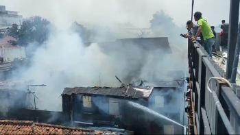 Ditinggal Jemput Anak Sekolah, Rumah Bekas Kostan Kebakaran di Belakang Mall Chandra Karang