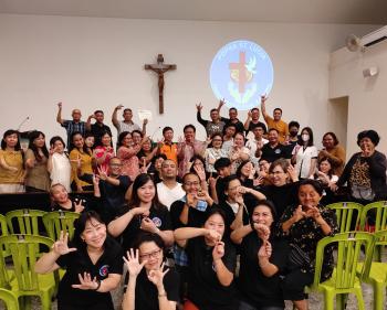 Mergilia Merlin Pembicara dalam Praise and Worship PD PKK St. Lucia