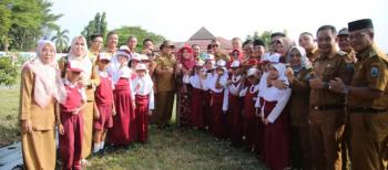 Bupati Nanang Ermanto Ajak Anak Anak SDN 3 Way Urang Tanam Cabai dan Bawang di Kebun Edukasi 