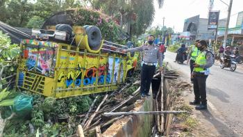 Sopir Mengantuk, Truk Pengangkut Pisang Terbalik