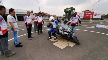 5 Cara Mengangkat Motor Saat Terjatuh 