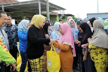 Ibu Riana Sari Arinal Berikan Bantuan Sembako Program Siger Kepada Warga Terdampak Banjir 