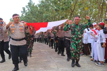 Sambut HUT RI, TNI-Polri di Bandar Lampung Laksanakan Kirab Bendera ke Atas Bukit