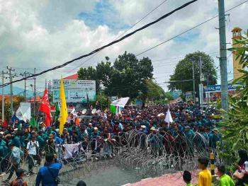 Ratusan Mahasiswa Geruduk Kantor DPRD Provinsi Lampung Tolak UU Cipta Kerja