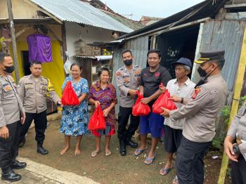 Jumat Barokah, Polsek Telukbetung Utara Bagikan Sembako di Kelurahan Kupang Kota