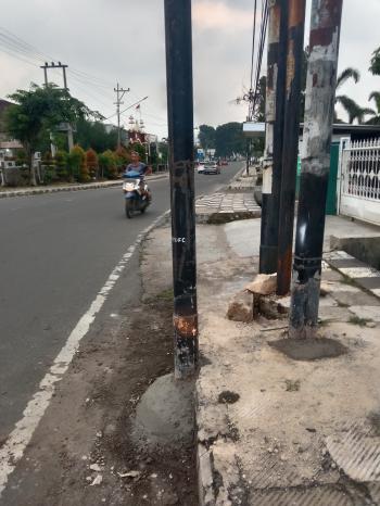 Terkuak, Tiang FO Tak Berizin Berdiri di Atas Trotoar Jalan Cut Mutia Bakal Dibongkar