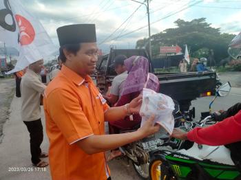 PKS Menyapa, Ahmad Mufti Salim Berbagi Makanan Berbuka di Lampung Tengah