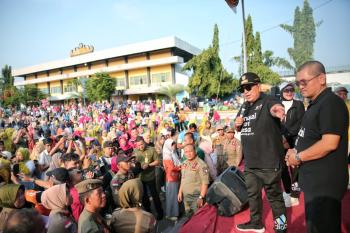 Gubernur Arinal Ibu Riana Sari Senam Lampung Berjaya Bersama Masyarakat Lampung Utara  