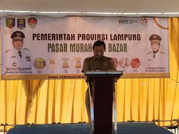 Mewakili Gubernur Lampung, Asisten Perekonomian dan Pembangunan Provinsi Lampung Kusnardi  Membuka Kegiatan Pasar Murah di Kota Metro 