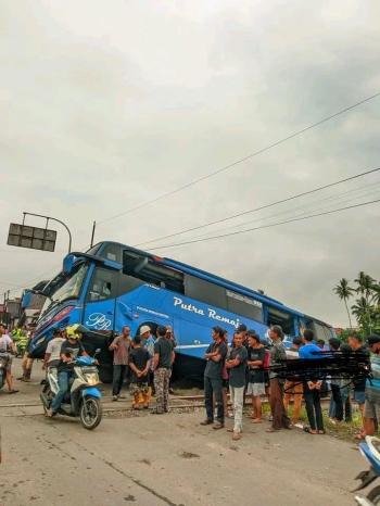 Kecelakaan Maut: Bus PO Putra Sulung Tabrakan dengan Kereta Api di Martapura, Sumsel