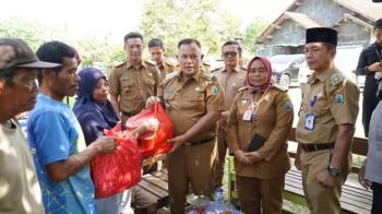 Bupati Lampung Selatan Nanang Ermanto Kembali Serahkan Bantuan Bedah Rumah di Natar 