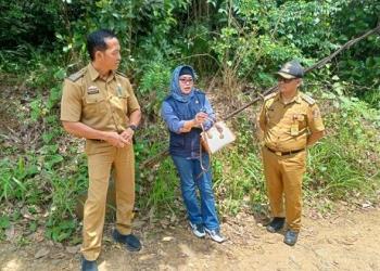 Anggota DPRD Lampung Tinjau Lokasi Jembatan Gantung Yang Rusak