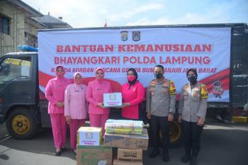 Ibu Ketua Bhayangkari Daerah Lampung, Serahkan langsung Bantuan Korban Gempa Cianjur