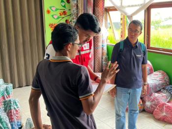 Indosat Ooredoo Hutchison Salurkan Bantuan Bagi Masyarakat Korban Bencana Banjir Lahar Dingin di Sumatera Barat 