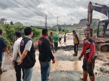 Banjir Yang Menghambat Warga di Jalan Terusan Teuku Cik Ditiro Kemiling, Langsung Dilakukan Perbaikan Drainase