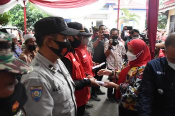 Insentif Pamong Kelurahan Diserahkan Walikota Bandar Lampung