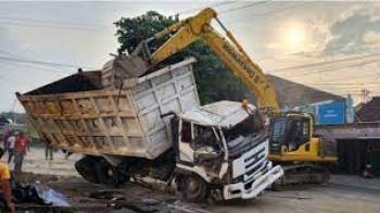 Tragisnya Kecelakaan di Kota Semarang: Truk Menimpa Mobil, Dua Korban Tewas