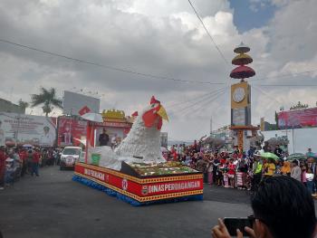 Ribuan Masyarakat Antusias Menyaksikan Pawai Budaya HUT Kota Bandar Lampung ke-341