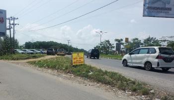 Banner Hati-hati Jalan Berlubang Ikut Menyambut Kedatangan Presiden Jokowi di Lampung