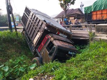 Satlantas Polresta Bandar Lampung Evakuasi Pemotor Meninggal Korban Kecelakaan Truk Rem Blong