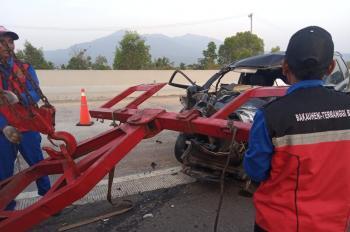 Mobil Dinas DPRD Pesisir Barat Kecelakaan di Jalur B Tol Bakauheni-Terbanggi KM 11+200 