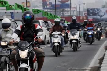 Tips Berhenti Sepeda Motor di Lampu Merah 