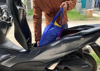 Aktivitas Kembali Padat, Simak Tips Aman Membawa Barang Dengan Sepeda Motor 