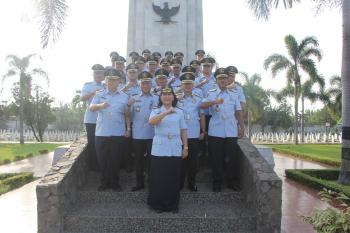 Ziarah dan Upacara Tabur Bunga di Taman Makam Pahlawan Warnai Peringatan Hari Lahir Kementerian Hukum dan HAM serta Hari HDKD ke 78 