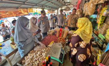 Dikunjungi Kapolda Lampung, Pedagang di Pasar Tamin Curhat : Rp. 50.000 Sekarang Udah Enggak Cukup Buat Belanja