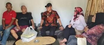 Kepala Dinas Kominfo Lamsel Berikan Dukungan: Jenguk Marhadan, Jurnalis Pemberani yang Hadapi Parkinson