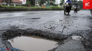 Tips Aman Berkendara Sepeda Motor di Jalan Rusak dan Berlubang 