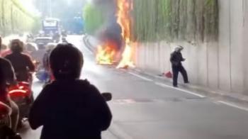 Viral Sepeda Motor Terbakar Di Underpass Kebayoran Lama, Tangan Pengemudi Melepuh