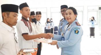 Kakanwil Kemenkumham Provinsi Lampung, Dr Sorta Delima Lumban Tobing Menyerahkan Remisi Hari Raya Idul Fitri di Lapas Raja Basa