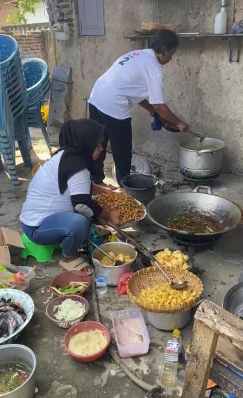 Ratusan Warga Ikuti Makan Siang Gratis Dari Dapur Umum Relawan Prabowo Budiman Bersatu (PRABU)