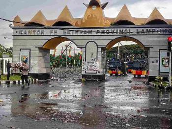 Demo Tolak UU Cipta Kerja di Kantor DPRD Lampung Ricuh, Batu Bertebaran di Lokasi 