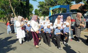 Semarak Maulid Nabi, Murid TK Negeri Pembina Kalianda Bagi Bagi Kembang Telur Ke Warga 