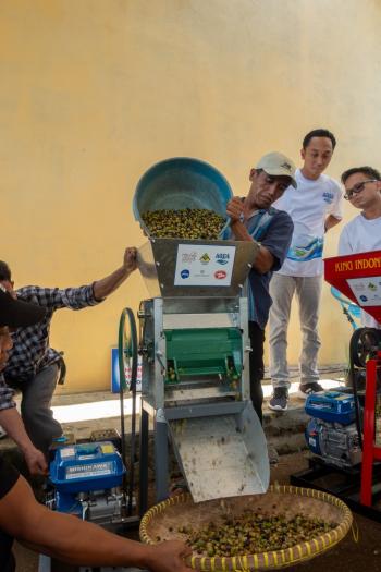 Aqua Serahkan Bantuan Kepada Petani Kopi Dampingan Program Konservasi Berupa Mesin Perontok Kulit Kopi Kering dan Basah  