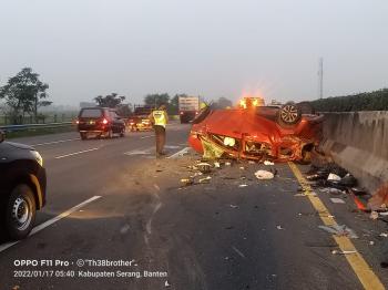 Kecelakaan Beruntun Libatkan Tiga Kendaraan di Tol Tangerang-Merak