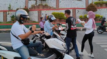 NyoRide Matic " All Komunitas Matic AMHL Bagi Takjil dan Bagi Masker di Tugu Pengantin Bandar Lampung 