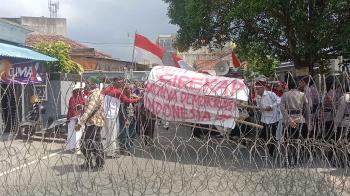 Sebut Pemilu Carut Marut, Ratusan Relawan AML-TPC Demo di KPU Lampung