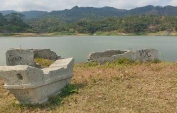 Waduk Kering, Makam-makam Tua Bermunculan